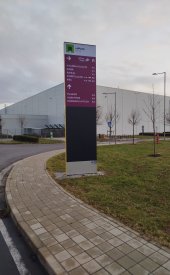 Výroba firemních totemů a poutačů